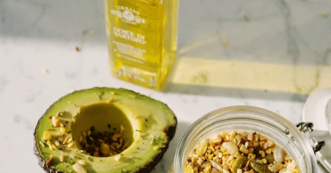 5 Benefits of Avocado Oil for Your Hairs (+How to Use It)